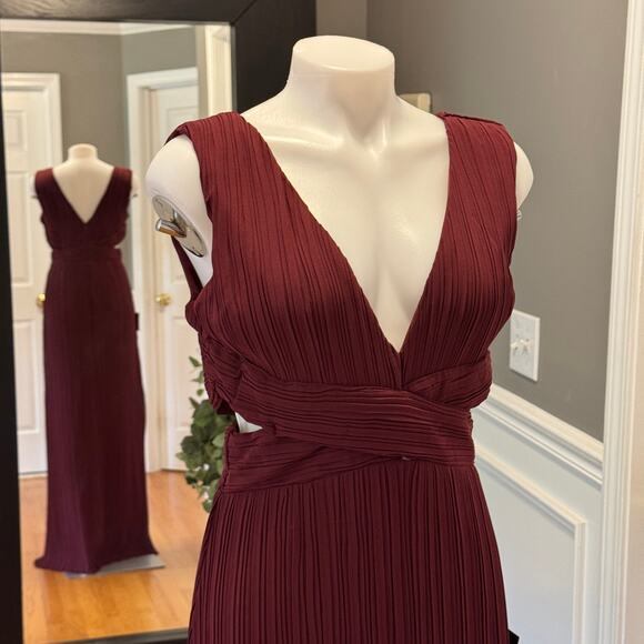 Lulus Burgundy Plisse Cutout Sleeveless Long Maxi Dress Size Medium BNWT - Picture 5 of 16